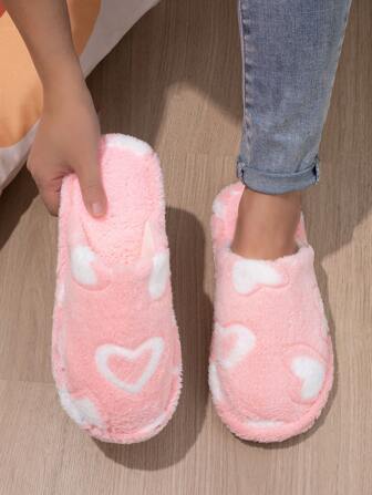Damtryckta hjärtformade platta tofflor i plysch, lämpliga för inomhus- och utomhusbruk på plan mark