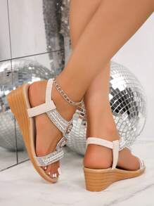 女士珍珠和水钻一脚蹬中跟凉鞋，舒适百搭，适合夏季穿着