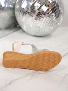 女士珍珠和水钻一脚蹬中跟凉鞋，舒适百搭，适合夏季穿着