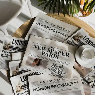 2 件英文报纸摄影道具时尚服装家居装饰美食摄影背景道具花卉包装纸氛围装饰