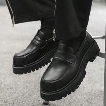 Sapatos de couro masculinos, sola grossa, mocassins estilo britânico da moda, sapatos formais minimalistas versáteis, cor preta sólida