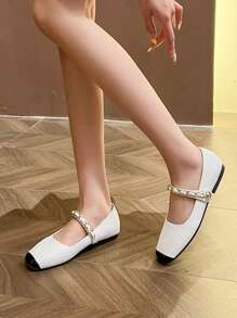 Modische und elegante weiße Abendschuhe mit zweifarbigem Spleißen, Metallkette, reinen handgewebten Nähten, fester und bequemer weicher Unterseite, vielseitig einsetzbar