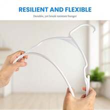 带肩槽的塑料衣架，坚固的带凹槽的衣物架，衣柜用重型衣架，成人外套、西装、连衣裙的洗衣架，卧室、浴室家用收纳整理器 - 均碼 - 查看 5