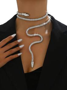 قلادة عنق مضبوطة الحجم بطبعة جلد الثعبان المقلد الأنيقة والمبالغ بها، يمكن ارتداؤها بشكل مرتخي حول الرقبة قطعة واحدة