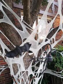 Decoraciones de Halloween para exteriores Telaraña de araña: Corta tu propia red de pescar gigante elástica de ganado. Decoración de casa embrujada con telarañas, decoración de Halloween con telaraña de araña blanca artificial elástica para escenas de fiesta de miedo en casa, decoración navideña