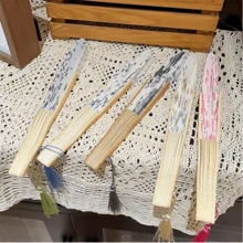 1 件中国风便携式折扇夏季高魅力便携式仿古凉扇旗袍汉服舞蹈布扇 - 灰色 - 查看 2