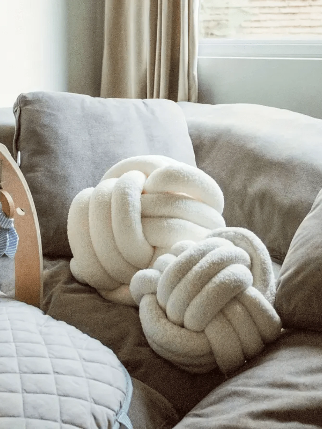 奢華手工編織羊絨結球形枕頭-超柔軟裝飾床上、沙發和臥榻-舒適的圓形靠墊帶有靠背支撐，是聖誕節、萬聖節和感恩節禮物的完美選擇。 - 白色 - 查看 1