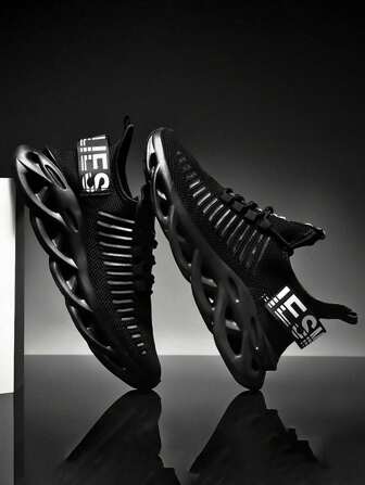 1 双轻质弹性透气跑鞋，带扣装饰鞋带，前系带运动鞋（侧带随机/不对称图案）