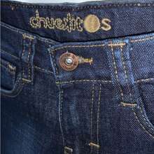 CHUEKITOS. Pantalón de mezclilla para niño corte vaquero, deslavado y con bigotes, con resorte ajustador en la cintura - Azul - Ver 4