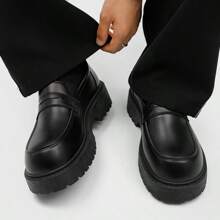 Sapatos de couro masculinos, sola grossa, mocassins estilo britânico da moda, sapatos formais minimalistas versáteis, cor preta sólida