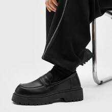 Sapatos de couro masculinos, sola grossa, mocassins estilo britânico da moda, sapatos formais minimalistas versáteis, cor preta sólida
