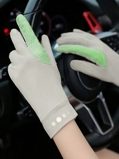 1套女款彈性冰絲觸屏防曬防UV手套，包含淺灰、粉紅、卡其及紫色等顏色，手套輕薄透氣，指尖露出，防滑抓握，適合開車和騎車等多種用途