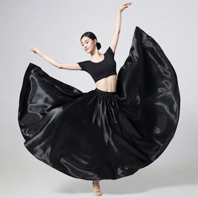 一件黑色光滑缎面连衣裙，长95厘米，松紧腰，均码，适合肚皮舞、公主派对、角色扮演、舞蹈和其他场合。