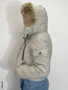 Chamarra para dama, corte torero, manga larga, cuello alto, con gorro y peluche desmontable - Beis - Ver 4