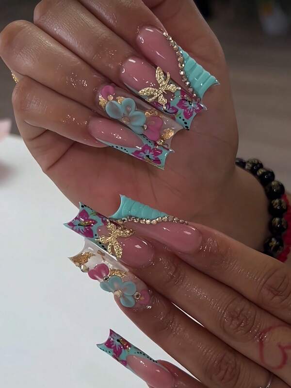 24 piezas de uñas postizas en forma de ataúd de estilo francés de alta gama con diseño de mariposas doradas en 3D y flores verdes, adecuadas para el uso diario de mujeres y niñas