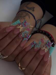 24 piezas de uñas postizas en forma de ataúd de estilo francés de alta gama con diseño de mariposas doradas en 3D y flores verdes, adecuadas para el uso diario de mujeres y niñas