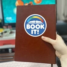 1张“Book It”贴纸 - 复古怀旧贴纸 | “Book It”奖励贴纸，送给爱书人的礼物 | 趣味90年代贴纸，适用于Kindle和水瓶 | 千禧一代和言情小说读者的完美礼物 - 彩色 - 查看 4