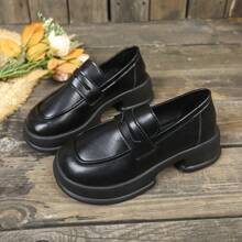 Zapatos de mocasines de moda para mujeres para el otoño