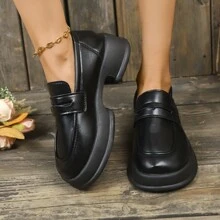 Zapatos de mocasines de moda para mujeres para el otoño