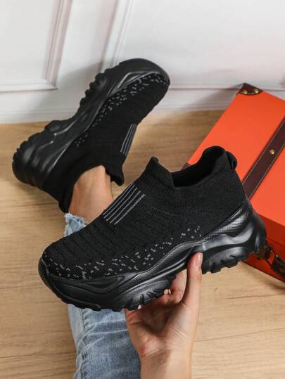 Chaussures de sport décontractées confortables à bout rond avec plateforme et semelle épaisse. Design mode, basse, à enfiler avec élastique. Respirantes et élégantes pour femmes, faciles à porter pour les sports et les loisirs