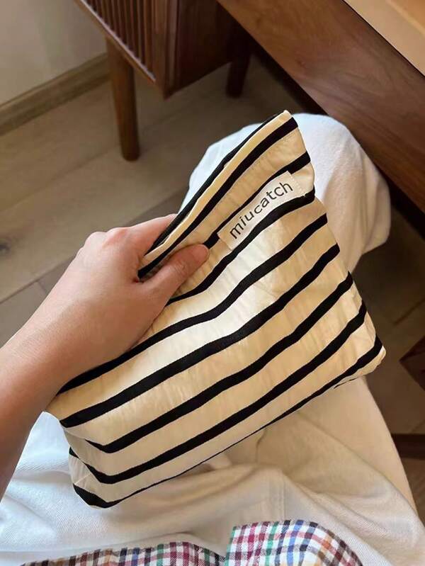 1PC Two Tone Striped Handbag, Simple Striped Travel Storage Bag, Striped Cosmetics Wallet, Large Capacity Striped Travel Makeup Bag: Perfect For Outdoor Beauty. For Fall Home Decor For Travel Storage Bag, Makeup Bag, Vacation And Festival Halloween Christmas Multifunctional Use, Boho Vibes, For Holiday Beach, Bathroom Collection, Bedroom Collection, Large Capacity