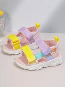 Un par de sandalias para niñas con suelas blandas, versátiles y ultraligeras. Nuevas sandalias antideslizantes para guardería y bebés del verano 2025