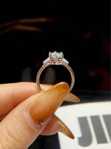 1 件 1 克拉 4 爪设计无色莫桑石钻石三石戒指女士订婚戒指 S925 纯银简约浪漫戒指永恒戒指结婚周年纪念戒指奢华珠宝礼物 - 銀色 - 查看 2