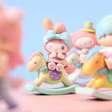 Miniso Personaggi fatti a mano della Dreamland Carousel di Sanrio, combinazioni di personaggi adorabili e caroselli, in materiale ABS, adatti come ornamenti da scrivania e regali per compleanni (1 pezzo, consegna casuale)