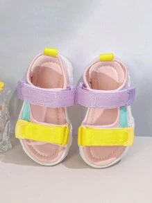 Un par de sandalias para niñas con suelas blandas, versátiles y ultraligeras. Nuevas sandalias antideslizantes para guardería y bebés del verano 2025