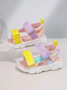 Un par de sandalias para niñas con suelas blandas, versátiles y ultraligeras. Nuevas sandalias antideslizantes para guardería y bebés del verano 2025