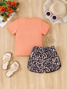 Conjunto de camiseta de manga corta con cuello redondo y estampado gráfico de personaje para niña joven, y pantalones cortos con cintura elástica y ribete de contraste con estampado de leopardo