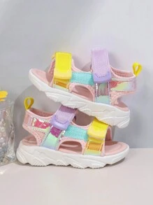 Un par de sandalias para niñas con suelas blandas, versátiles y ultraligeras. Nuevas sandalias antideslizantes para guardería y bebés del verano 2025