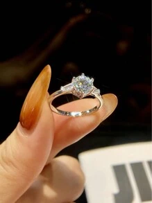 1 件 1 克拉 4 爪设计无色莫桑石钻石三石戒指女士订婚戒指 S925 纯银简约浪漫戒指永恒戒指结婚周年纪念戒指奢华珠宝礼物 - 銀色 - 查看 1