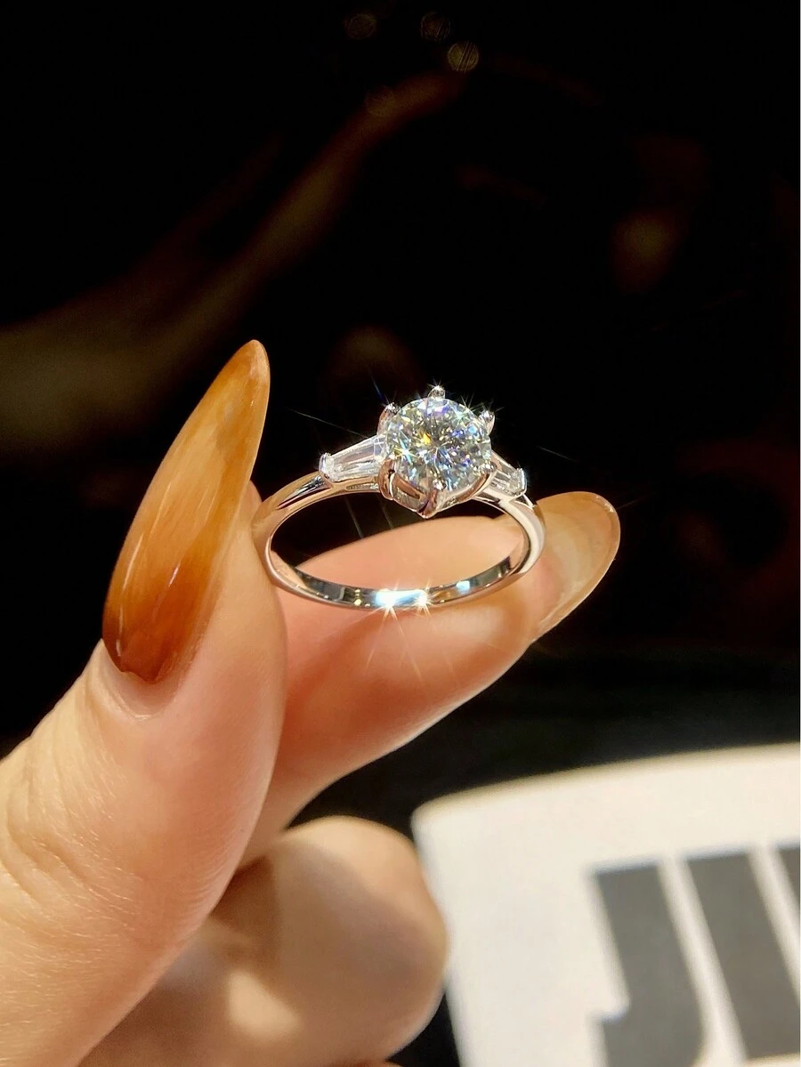 1 件 1 克拉 4 爪设计无色莫桑石钻石三石戒指女士订婚戒指 S925 纯银简约浪漫戒指永恒戒指结婚周年纪念戒指奢华珠宝礼物 - 銀色 - 查看 1
