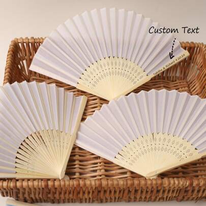 พัดผ้าไหมสีขาวสลักชื่อส่วนตัวสำหรับงานแต่งงาน, ของชำร่วยสำหรับงานเลี้ยงแต่งงานจำนวนมาก พัดสำหรับกิจกรรมพิเศษ งานแต่งงานฤดูร้อน, แฟชั่นเรียบง่าย, วินเทจ, สัญญา, มีสไตล์, แฟชั่นฤดูใบไม้ร่วง, ลำลอง, สั่งทำพิเศษ, ส่วนบุคคล, ไม่ซ้ำใคร, เหมาะสำหรับเป็นของขวัญสำหรับเขาและเธอ, แฟน, แฟน, ครอบครัว, เพื่อน, ปู่ย่าตายาย, เด็ก สำหรับการสำเร็จการศึกษา, สำหรับงานแต่งงาน, สำหรับฤดูหนาว, สำหรับฤดูใบไม้ร่วง/ฤดูใบไม้ร่วง, สำหรับวันหยุด, สำหรับการค้นหาคริสต์มาส, แฟชั่นฤดูหนาว, ของขวัญคริสต์มาส, ของขวัญส่วนบุคคลสำหรับผู้หญิง/ผู้ชาย, อุปกรณ์การเรียน, กลับไปโรงเรียน, สำหรับสำนักงาน, สำหรับโรงเรียน, สำหรับห้องเรียน, สำหรับของขวัญครู, สำหรับมหาวิทยาลัย, สำหรับเพื่อนร่วมงาน, สำหรับห้องพักหอพัก, สำหรับครู, สำหรับเด็กชายและเด็กหญิง, สำหรับวัยรุ่น, นักเรียนมัธยมต้น, นักเรียนมัธยมปลาย, นักเรียนมัธยมปลาย, นักศึกษาวิทยาลัย, นักศึกษามหาวิทยาลัย, นักศึกษาปี 1, นักศึกษาปี 2, นักศึกษารุ่นน้อง, พัดมือสั่งทำพิเศษ, สตรีทแคชชวลชิค