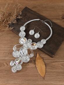 Conjunto de collar y aretes tejidos a mano con múltiples capas de colgantes exagerados y de moda, con estilo retro que presenta una combinación de estilos europeos, americanos, africanos, bohemios y granates, elaborados con alambre de aluminio, vidrio acrílico y cristales. Ideal para fiestas y vacaciones.