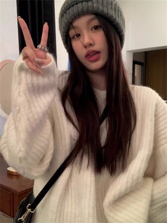 新款女式白色休闲针织毛衣，宽松设计简约针织套头衫，休闲风格