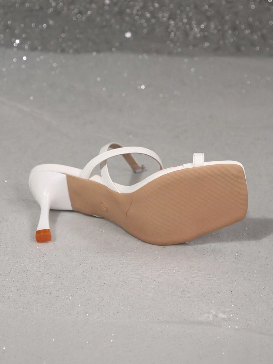 Sandália romana branca com estilo de fada e salto agulha, com anel de ...