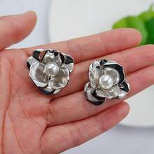 1 par Brincos com Formato de Flor Metálica com Design Exagerado em 3D e Enfeite de Falsa Pérola para Uso Diário e em Férias