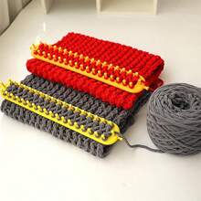 1 طقم منضدة نسج مستطيلة مع 1 إبرة كروشيه وإبرة بلاستيكية ، طقم أدوات نسج مناسب لصنع الأوشحة والقبعات والأوشحة للهواة (جميع ألوان المنتج وكميات الملحقات وما إذا كانت الأسنان مثبتة عشوائية)