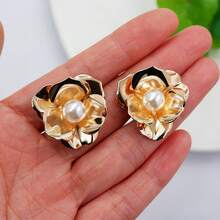 1 par Brincos com Formato de Flor Metálica com Design Exagerado em 3D e Enfeite de Falsa Pérola para Uso Diário e em Férias
