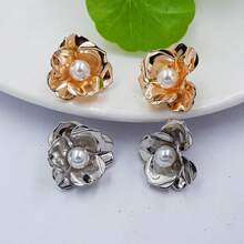 1 par Brincos com Formato de Flor Metálica com Design Exagerado em 3D e Enfeite de Falsa Pérola para Uso Diário e em Férias