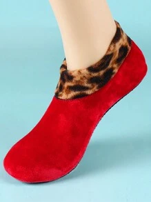 1pair Black Leopard Print Coral Velvet Anti-Slip Soft Indoor Floor Socks, Women Winter Warmth Socks With Non-Slip Dots And Plush Lining