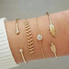 Conjunto de pulseira de ouro feminina de folhas multicamadas estilo boêmio minimalista com design empilhável elegante