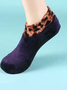 1pair Black Leopard Print Coral Velvet Anti-Slip Soft Indoor Floor Socks, Women Winter Warmth Socks With Non-Slip Dots And Plush Lining