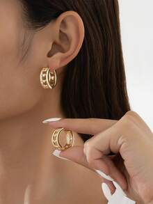 1 Pair European And American Style Hollow Heart-Shaped Earrings, Carved Heart Design, Sweet Creative Hoop Earrings, Finely Polished Ear Jewelry - Earrings - View 1