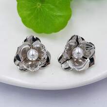 1 par Brincos com Formato de Flor Metálica com Design Exagerado em 3D e Enfeite de Falsa Pérola para Uso Diário e em Férias