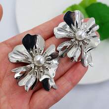 1 par Brincos com Formato de Flor Metálica com Design Exagerado em 3D e Enfeite de Falsa Pérola para Uso Diário e em Férias