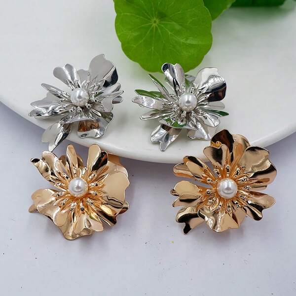 1 par Brincos com Formato de Flor Metálica com Design Exagerado em 3D e Enfeite de Falsa Pérola para Uso Diário e em Férias