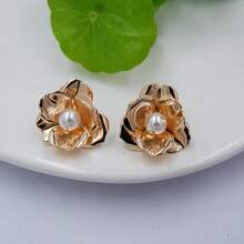 1 par Brincos com Formato de Flor Metálica com Design Exagerado em 3D e Enfeite de Falsa Pérola para Uso Diário e em Férias